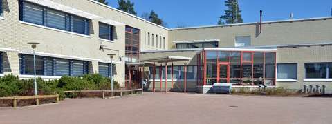 The school building of Lintumetsän koulu.