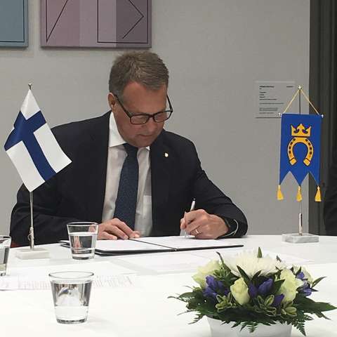 Mayor Jukka Mäkelä signed the collaboration agreement