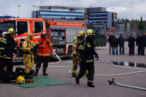 Kuvassa palomiehet harjoittelevat hätätilanteeseen varautumista. 