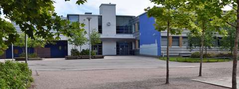 The school building of Matinlahden koulu.