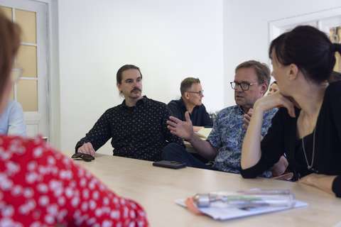 Kuntavieraat keskustelevat pöydän ääressä Helsingin vierailun opeista.