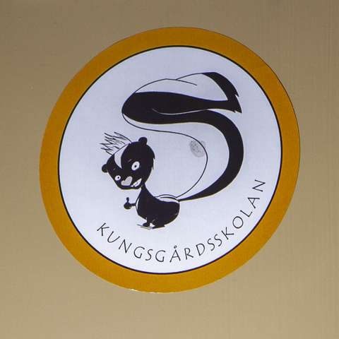 Skunken-maskotin logo.