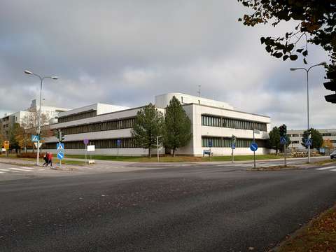 Suunnittelualueella sijaitseva, nykyinen 2-3-kerroksinen toimistotalo on rakennettu Kalevalantien ja Tietäjäntien kulmaan.