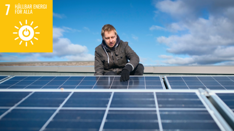 7. Hållbar energi för alla. En person installerar solpaneler.