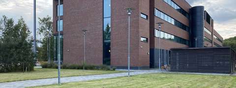 The school building of Pohjois-Tapiolan koulu.