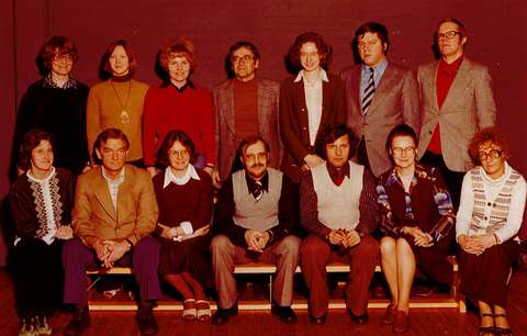 opettajat seisovat perinteisessä ryhmäkuvassa 1970-luvulla