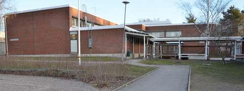 The school building of Perkkaanpuiston koulu.