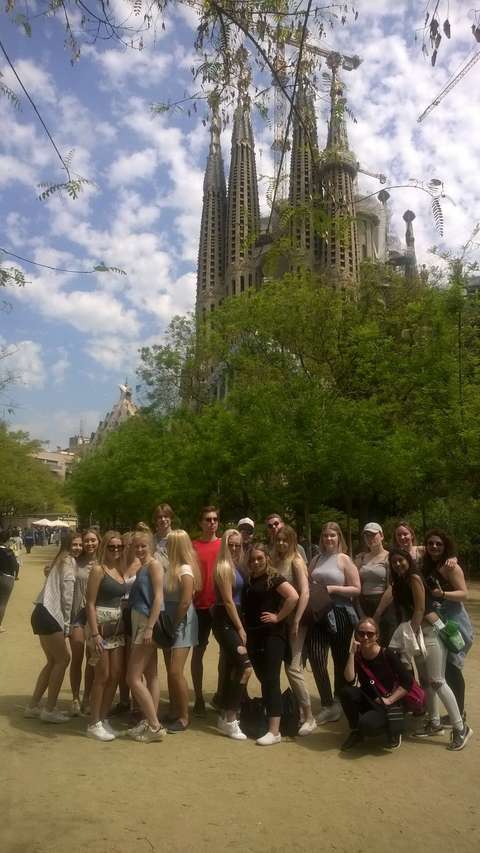 Kuvassa Espoonlahden lukion opiskelijoita Barcelonassa Sagrada Familian kirkon edessä.