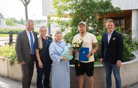 Kaupunginjohtaja Jukka Mäkelä ja kaupunginhallituksen puheenjohtaja kävivät onnittelemassa vastasyntynyttä espoolaista sen kunniaksi, että Espoon asukasluku ylitti 300 000 asukkaan rajan.