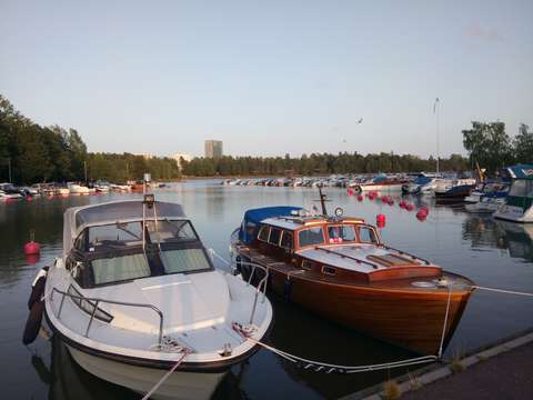 Veneitä laiturissa Espoon Otsolahdella.