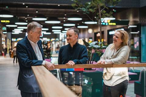 Kuvassa Markku Markkula, Mika Koskinen ja Elina Wanne Lippulaivan ostoskeskuksessa.